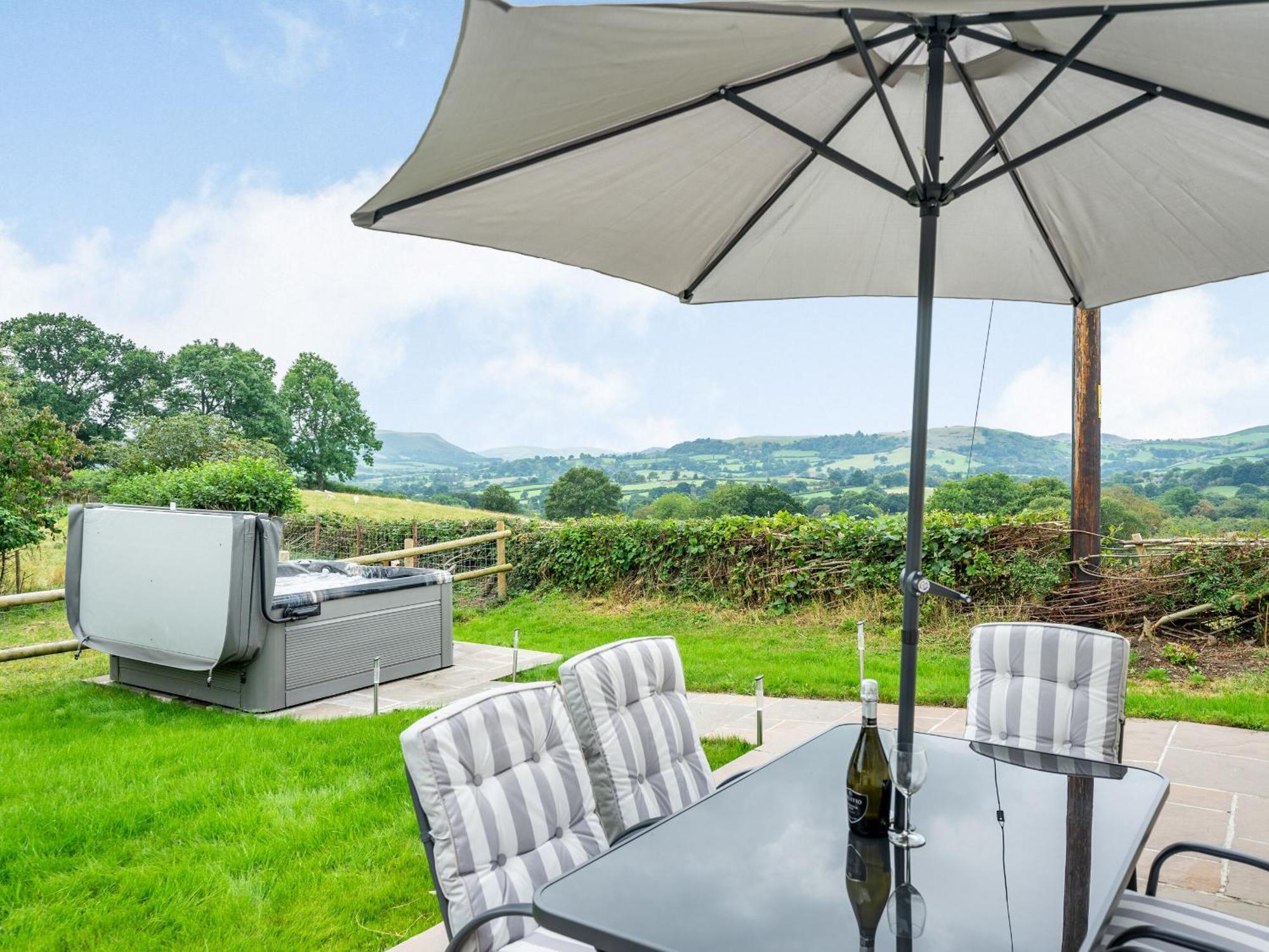 Meadowcroft Vila Bettws Disserth Exterior foto